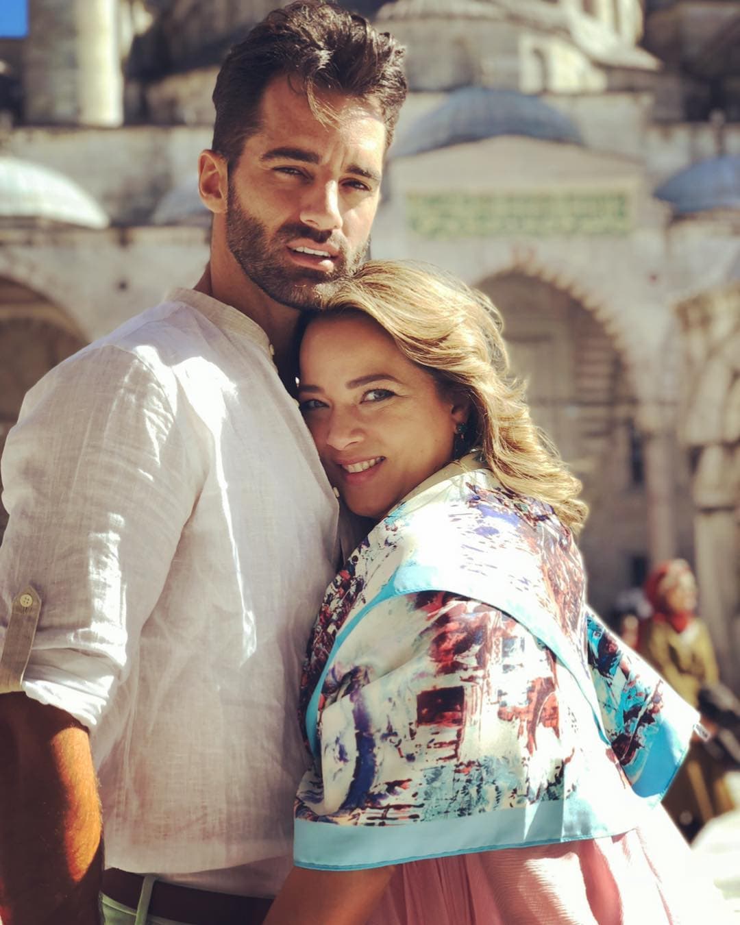 Toni Costa exhibe, como nunca antes, a Adamari López en bikini y se vuelve viral