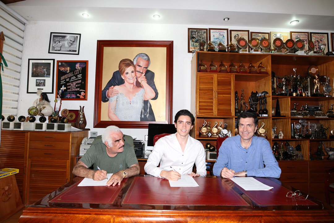 Apenas en octubre firmó contrato con Sony Music México para arrancar su carrera como cantante.