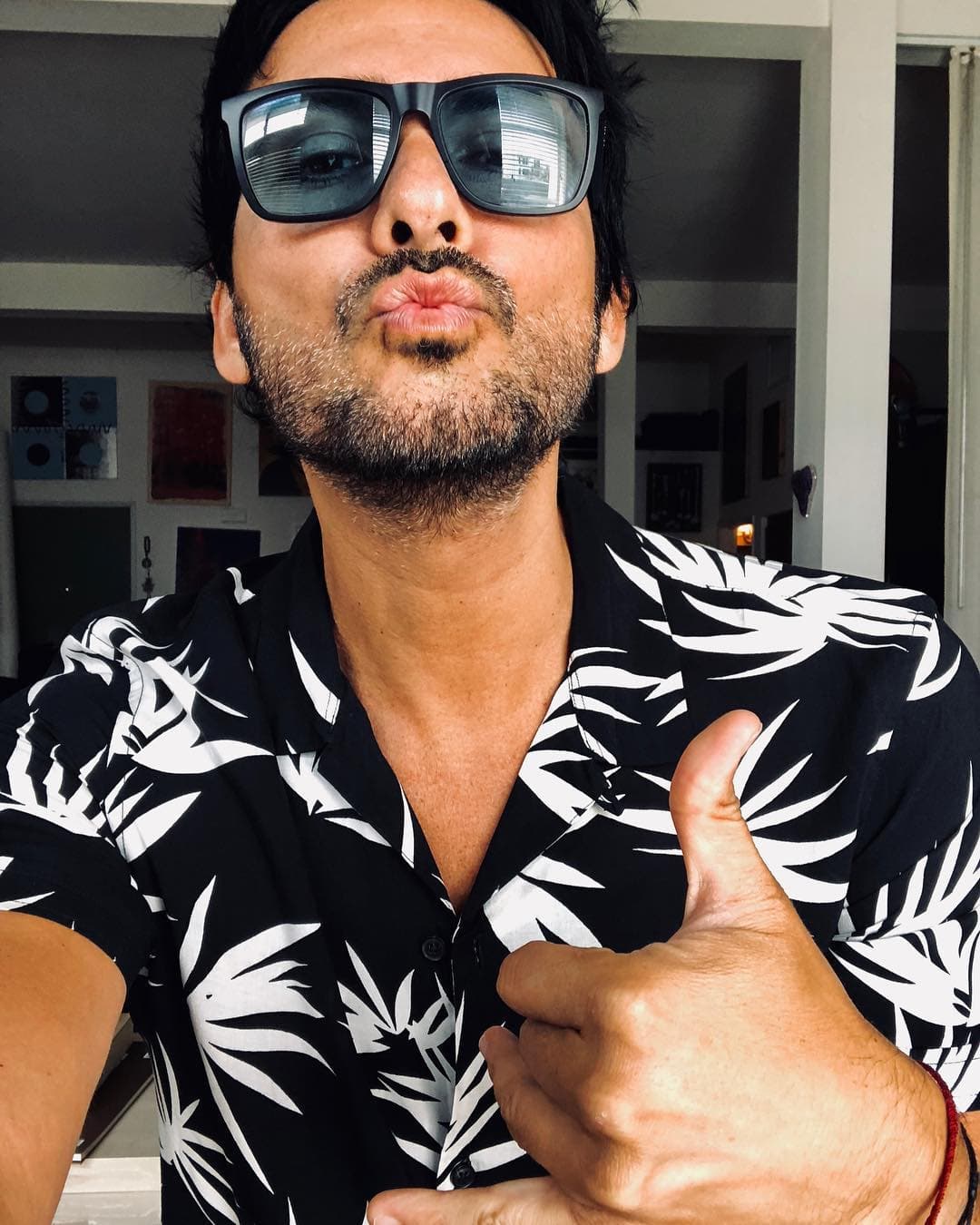 Cuevas habla fluidamente francés, inglés y español y actualmente se dedica a su carrera como solista.