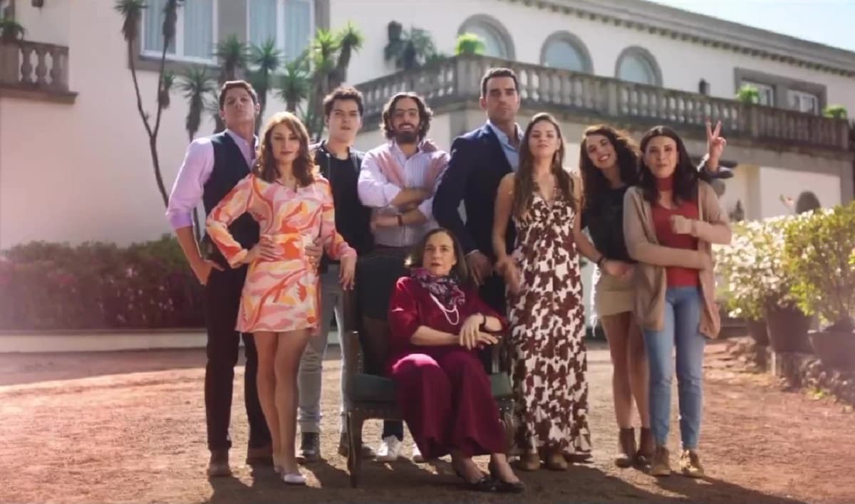 Actores de Eternamente Amándonos presumen su amor en inesperadas fotos tras comprometerse