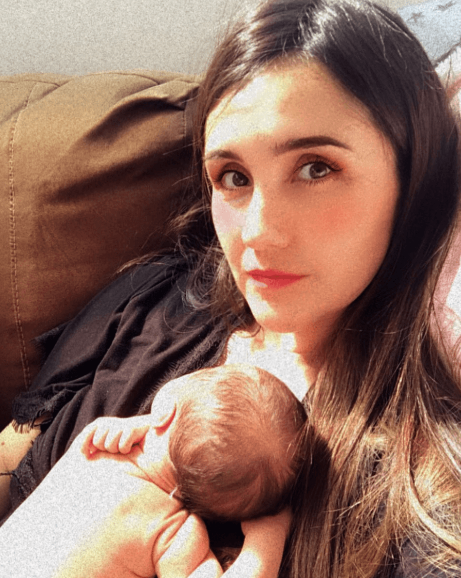 Aunque el nacimiento de María Paula marcó el debut en la maternidad para Dulce María, la bebé es la cuarta hija para su esposo, quien ya era padre de tres pequeños -una niña y dos mellizos-, quienes son fruto de su matrimonio anterior con María José Castillo Cooper.