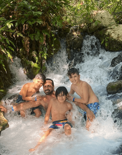 El comediante Ariel Miramontes, mejor conocido como "Albertano", es padre de tres hijos: Quetzal, Arim y Kinam, los cuales ha sacado adelante por sí solo. En una entrevista con el programa 'Hoy', en 2020, Miramontes confesó cómo vivía esta etapa: "Sí, sí es difícil, cómo no. Mentiría si te dijera que no. No, sí, claro que es difícil, pero todo lo que vale la pena es muy difícil. Es cuestión de organización, yo creo".