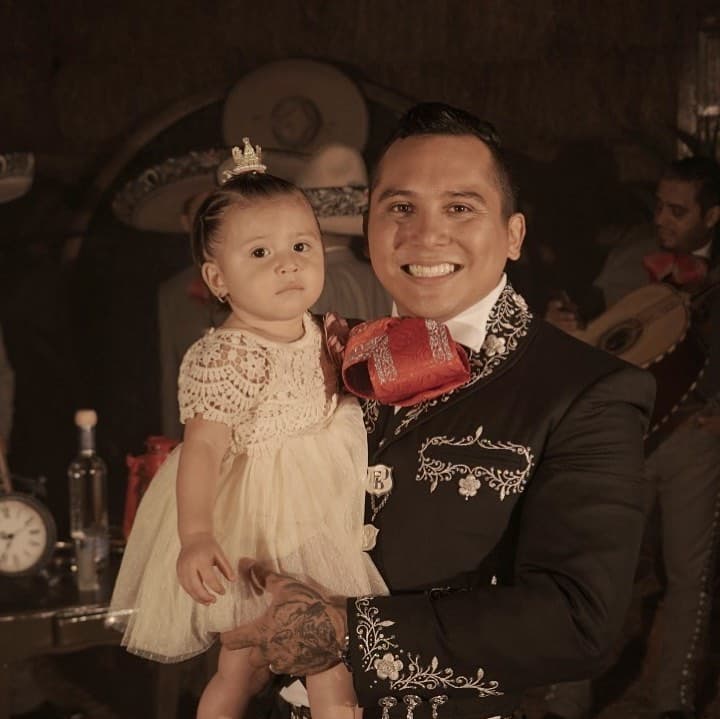 Hija menor de Edwin Luna enternece al cantar con su papá en emotivo video