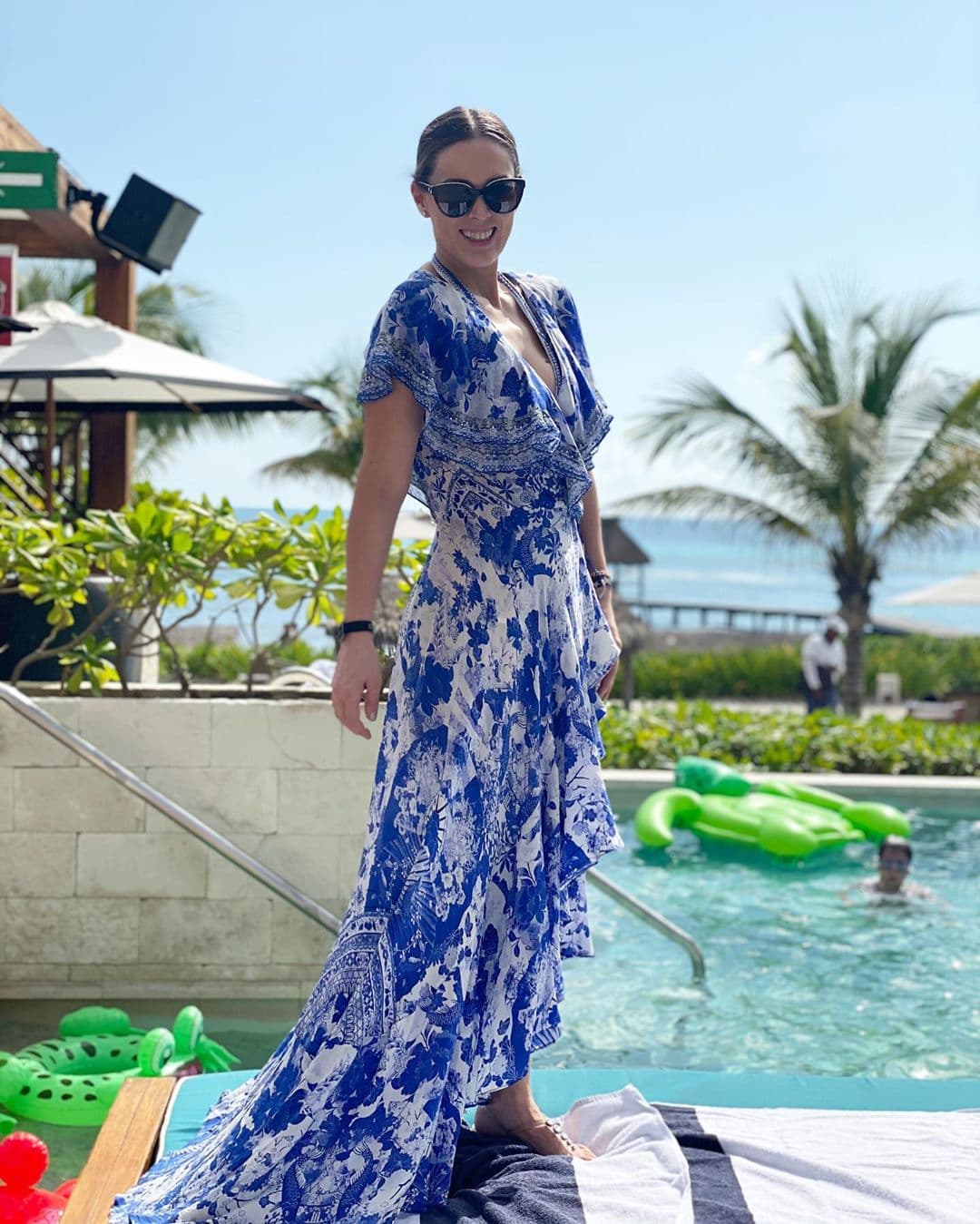 Jacky Bracamontes fue a la playa, pero optó por no lucir bikini