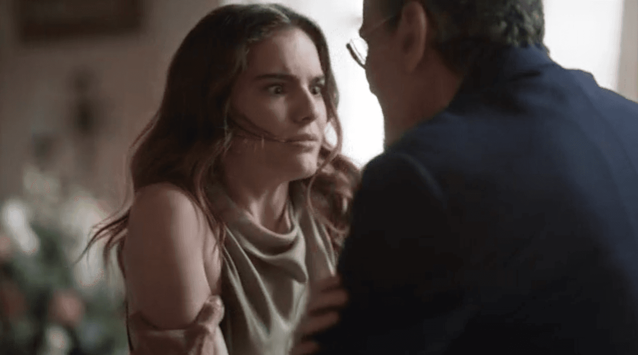 Silverio ataca a Aura y Rebeca la defiende, sufriendo un grave accidente