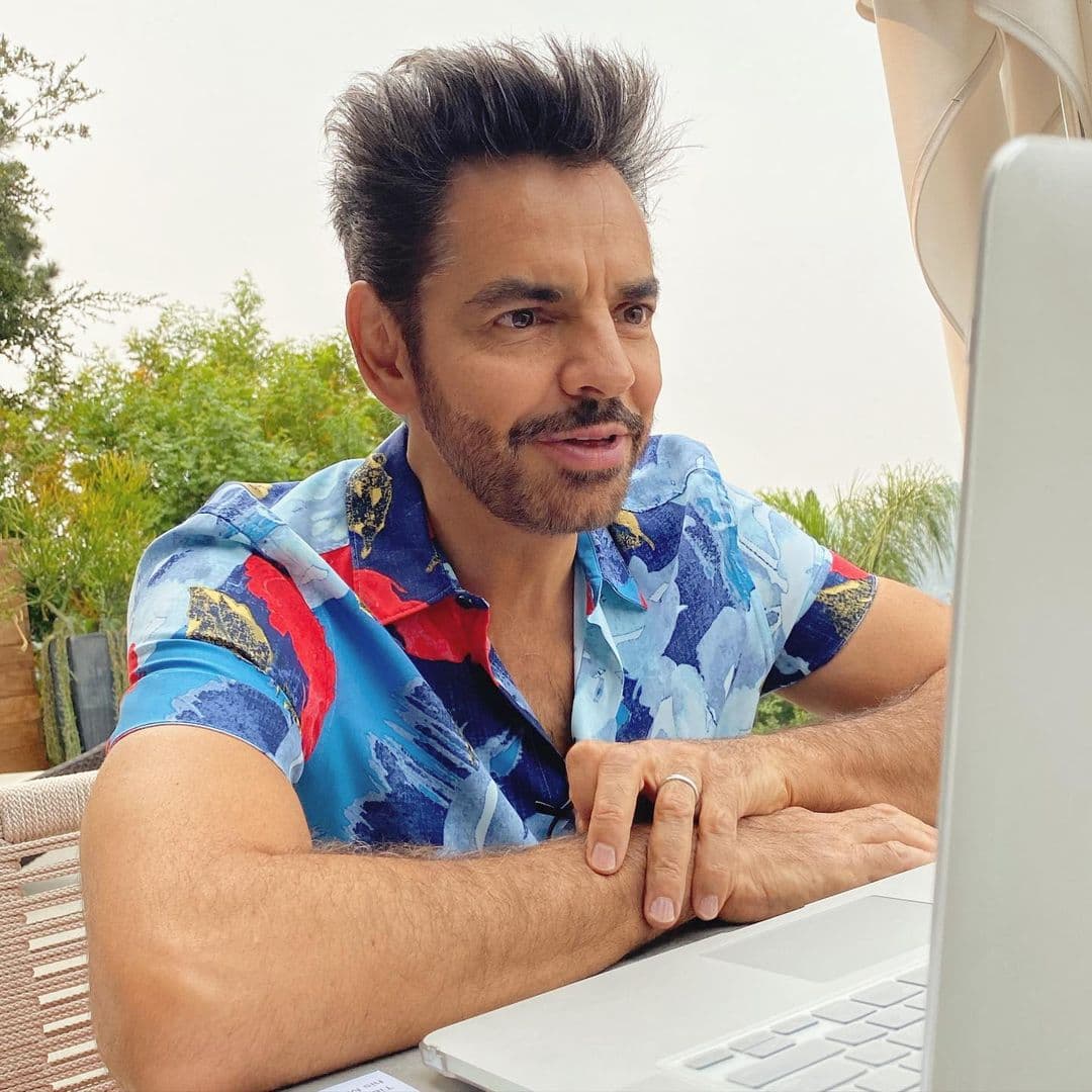 Eugenio Derbez reacciona con divertidos memes al extravagante auto de peluche de Kim Kardashian