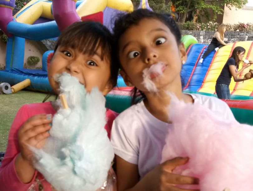 Las grandes amigas Natalia y Abril bromearon para la cámara de Pequeños Gigantes mientras se comían un algodón de azúcar.
