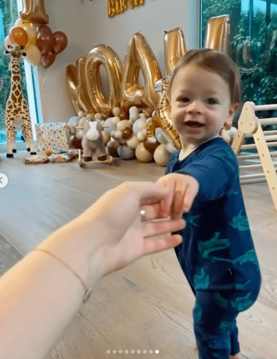 Sin embargo, el momento que más emocionó a sus seguidores y que tomó relevancia en redes sociales, fue la reacción del pequeño, pues no dejó de sonreír al ver todos sus regalos.