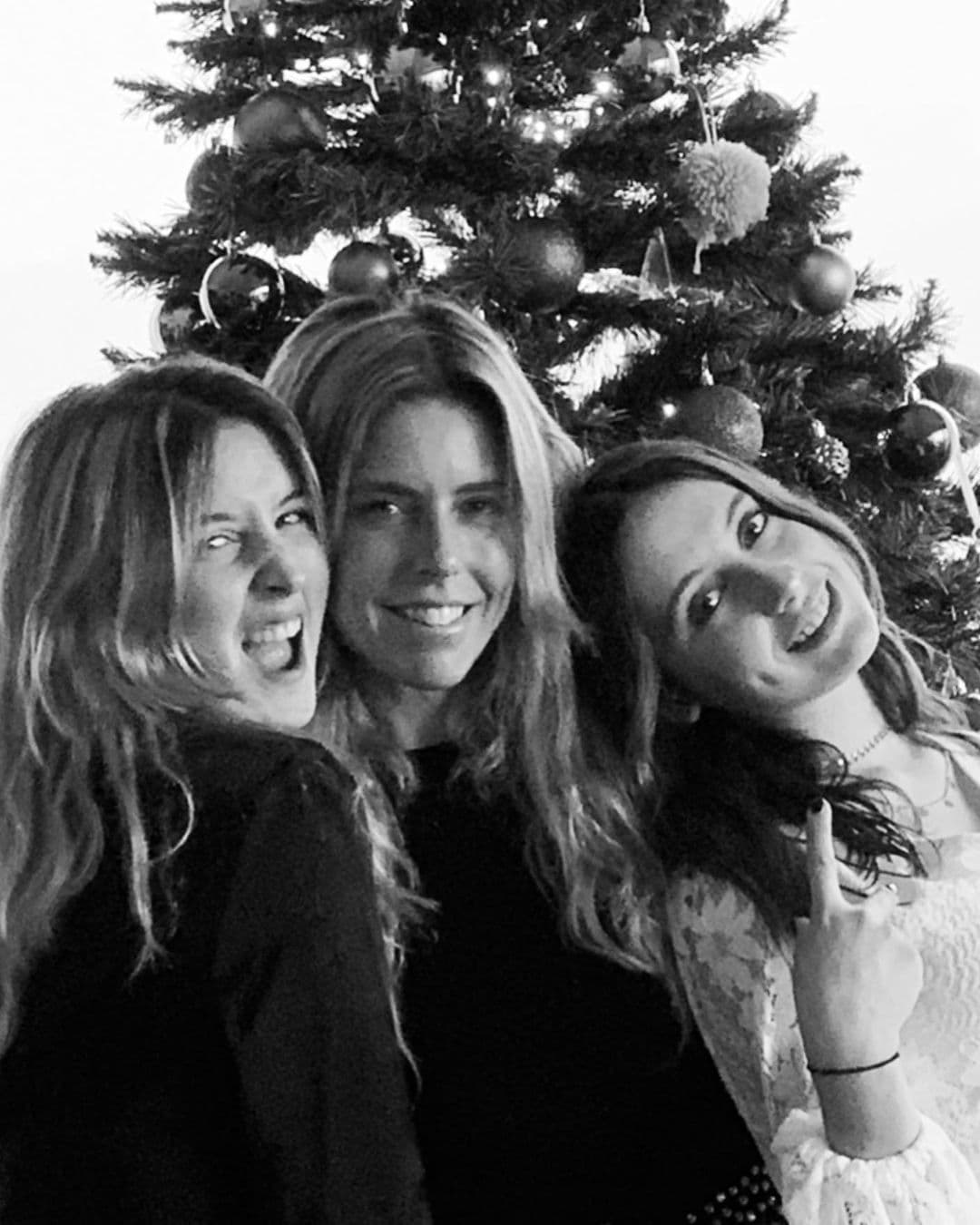 Maki Soler tuvo dos hijas con Juan Soler: Azul y Mía. Aunque rara vez posa junto a las hoy adolescentes, cuando lo hace parecen trillizas.