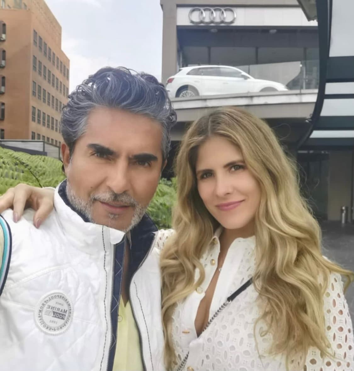 Raúl Araiza habla como nunca de su novia y responde por fin si planea casarse con ella