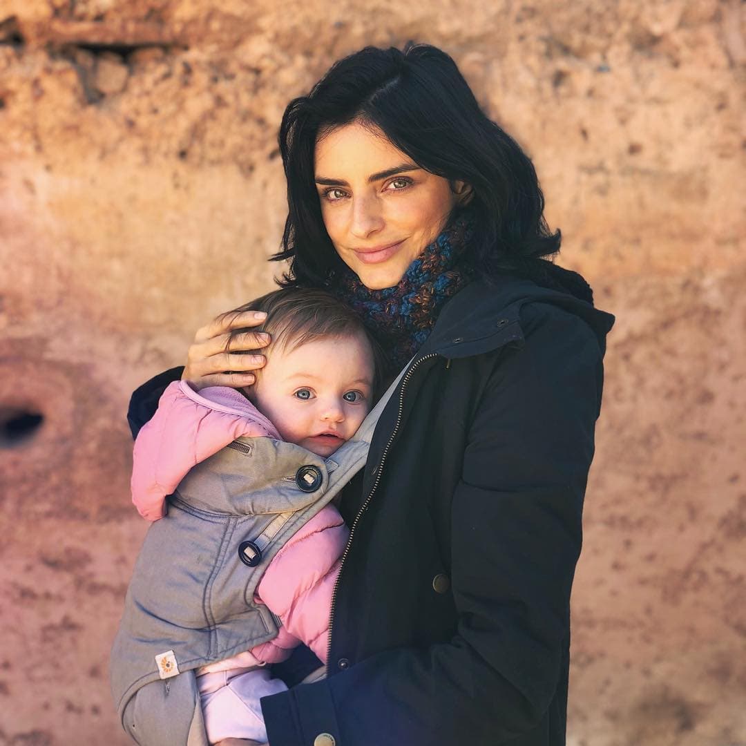 Las redes sociales se han convertido en un libro abierto en el que Aislinn comparte sus experiencias como mamá, hija, hermana, esposa, empresaria y actriz.