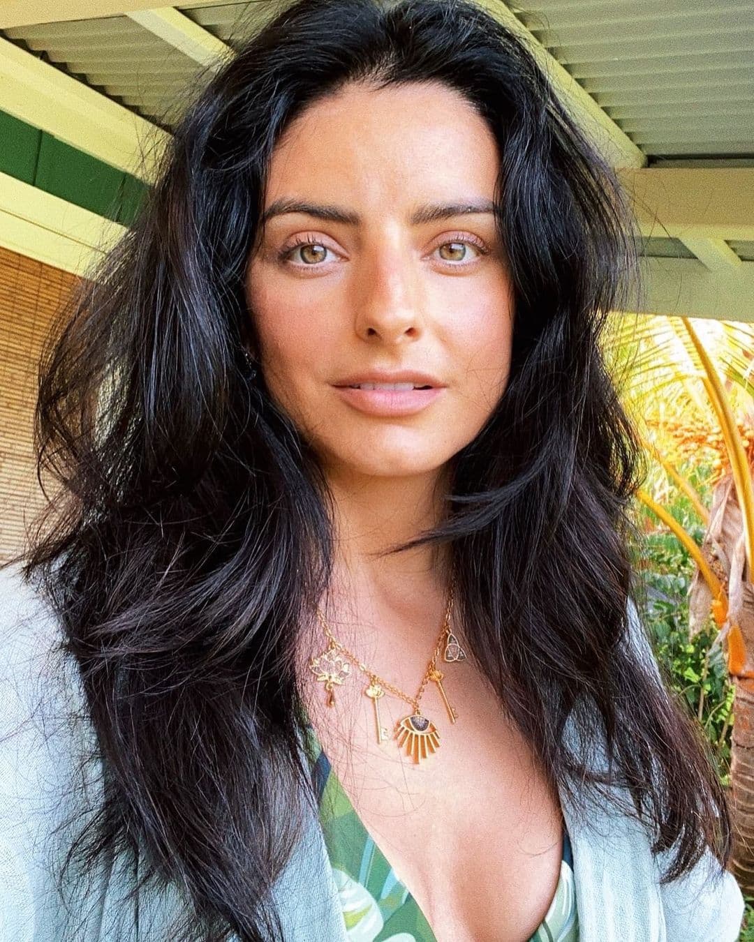 Aislinn Derbez destacó la desigualdad que las mujeres enfrentan ante los hombres y sobre todo la falta de derechos. “Es absurdo que en pleno siglo XXI sigamos luchando por demostrar que las mujeres merecen un lugar digno y correctamente remunerado en el ámbito laboral… Hoy es un día para conmemorar el camino que ya hemos recorrido y el que aún queda por recorrer para verdaderamente alcanzar la equidad de género”, comentó.