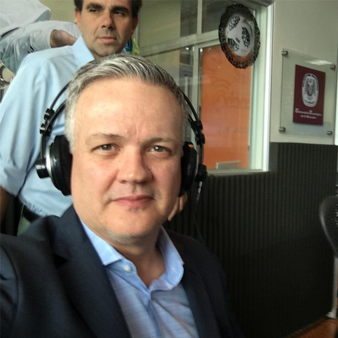 Xavier Serbia es asesor financiero