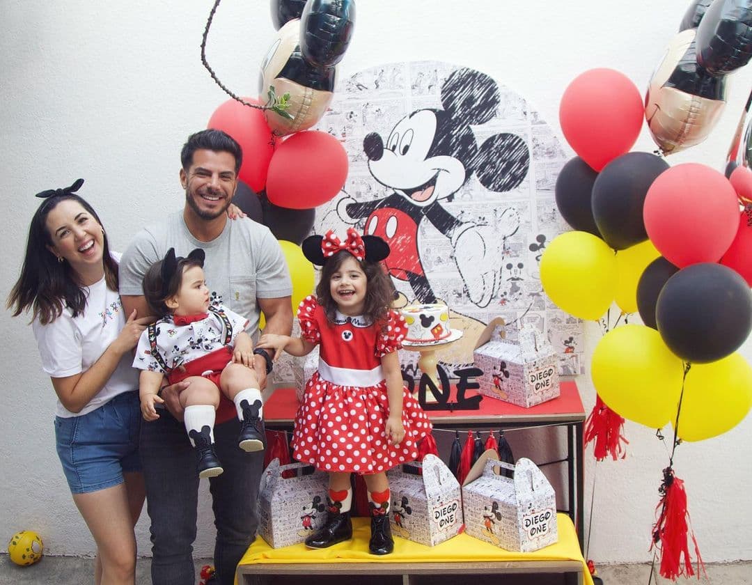 Las decoraciones fueron algunos globos de color rojo, negro y amarillo; además de unas pequeñas cajas del famoso personaje, las cuales estaban llenas de dulces. El pastel tenía la silueta de Mickey Mouse.