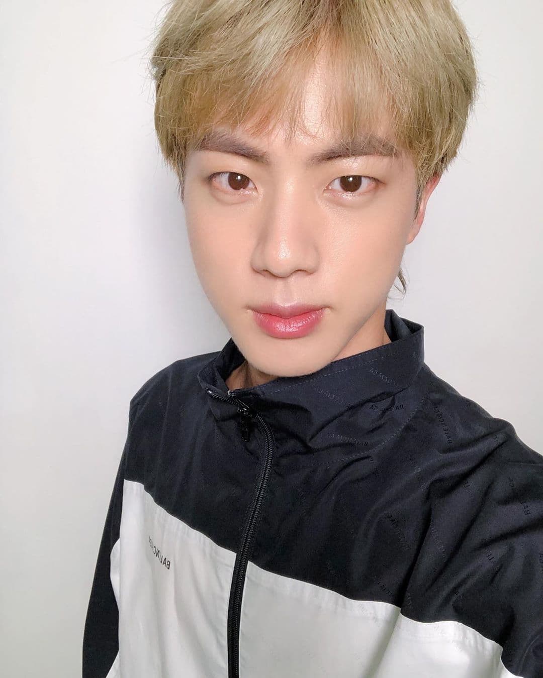 ARMY le preparó algunos regalos especiales a Jin de BTS por su cumpleaños