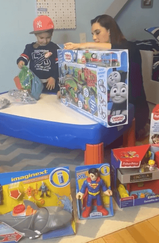 A punto de dar a luz a su segunda hija, la conductora Tania Rincón no perdió la oportunidad de abrir los regalos que los Reyes trajeron a su casa, junto a Patricio, su primogénito de tres años de edad.