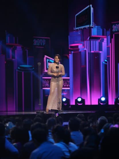En entrevista exclusiva con Bandamax, Gomita reveló que su segundo cambio de vestuario fue un vestido del diseñador Alexander McQueen.