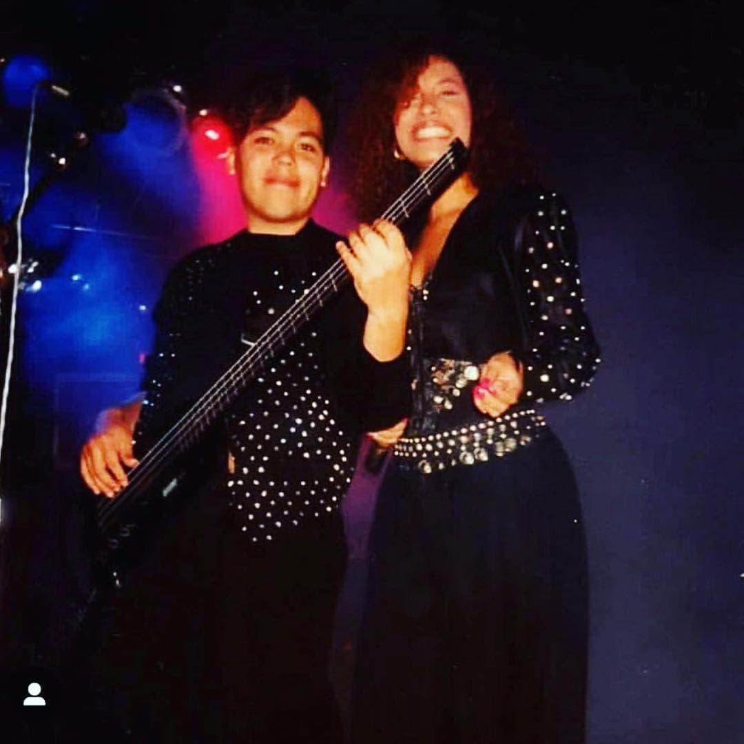 Aunque el músico también comparte detalles de la vida personal de Selena y deja ver lo unidos que eran como hermanos.