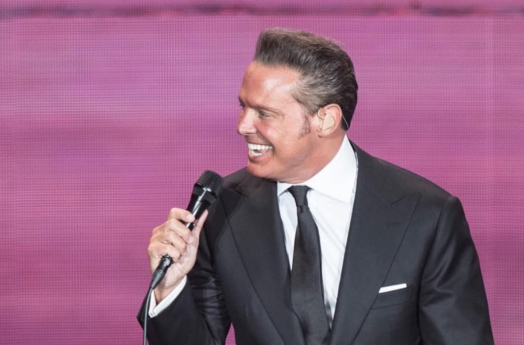 Luis Miguel detiene concierto para besar a una fan en la boca