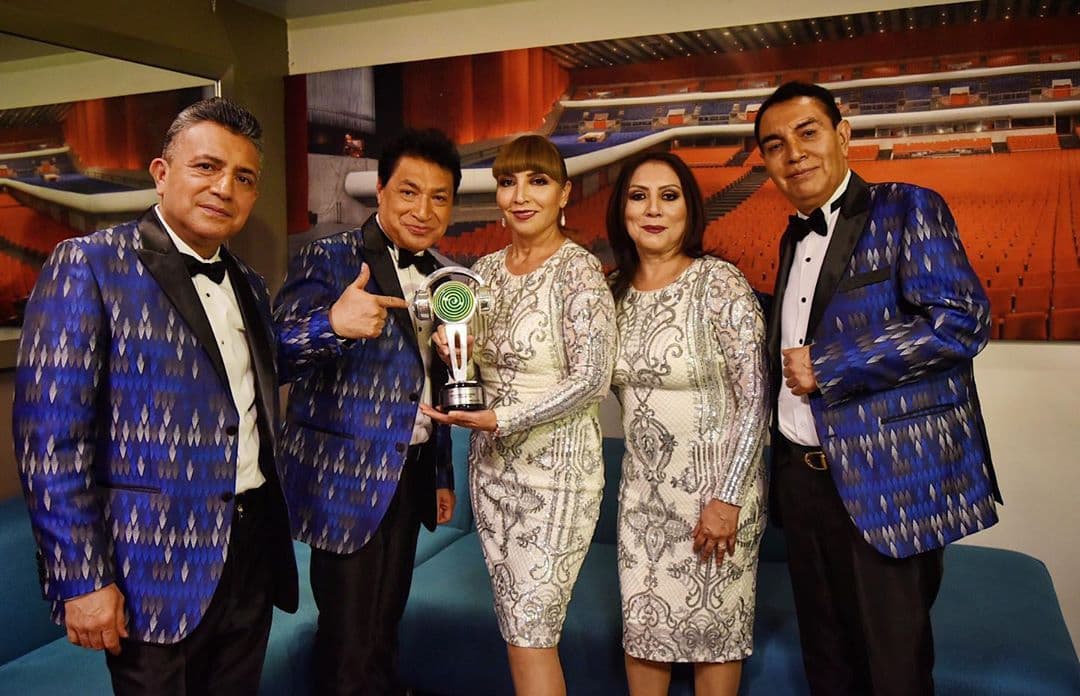 Los Ángeles Azules han sido un claro ejemplo de que el regional mexicano puede romper fronteras y conquistar otros horizontes y también, otros géneros. Los de Iztapalapa estrenaron “Amor a Primera Vista” y “Acaríñame”, sencillos que los siguen colocando en lo más alto del género.