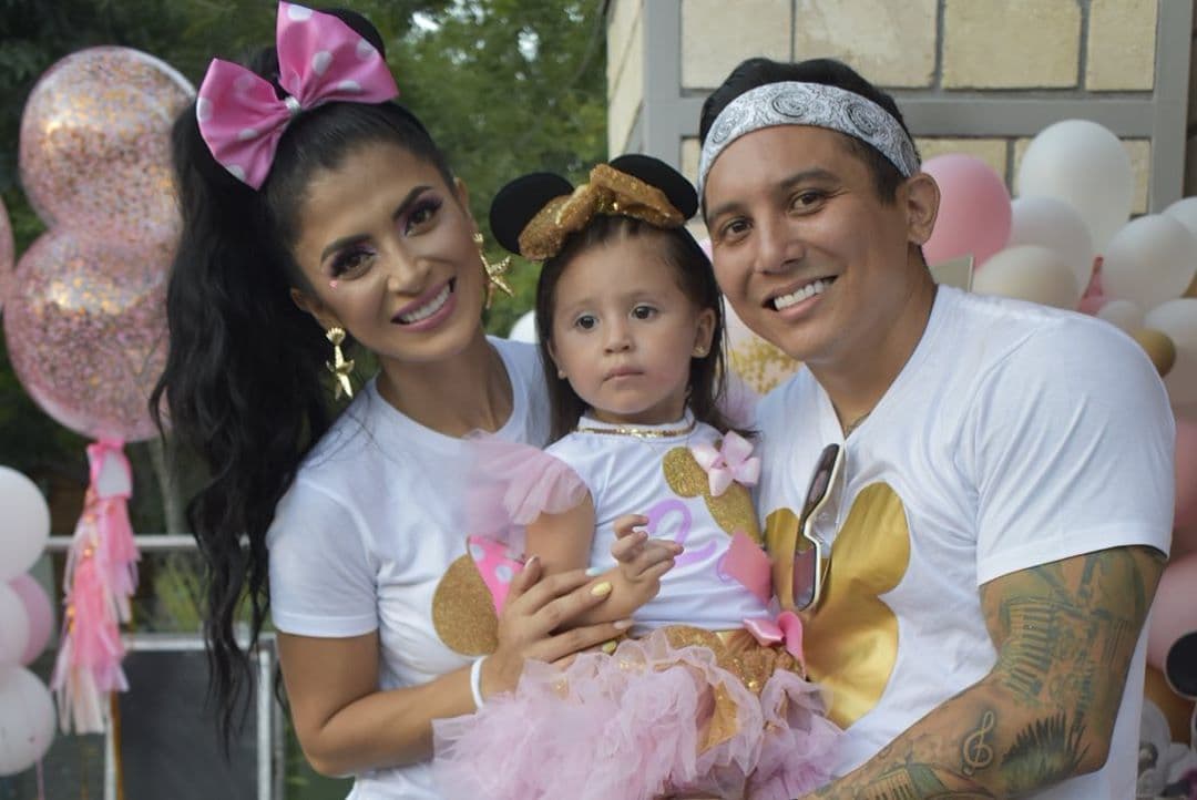 Edwin Luna y Kimberly Flores celebraron el cumpleaños número dos de su hija Gianna con tremenda fiesta, en la que hubo desde una amplia mesa de dulces hasta un show de botargas de Mickey Mouse y sus amigos.