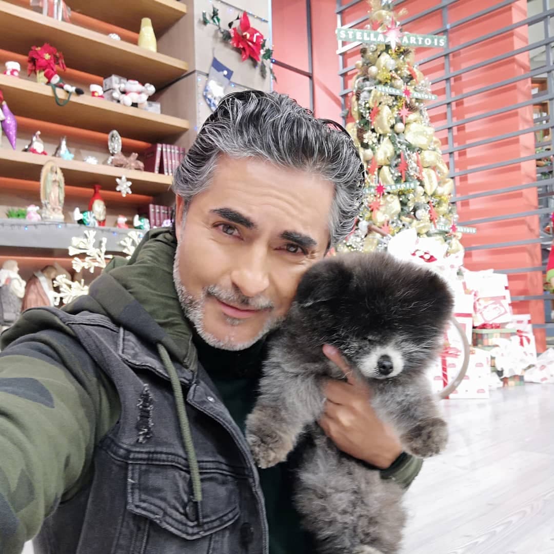 Raúl Araiza y Manola, su perrita de raza pomerania.