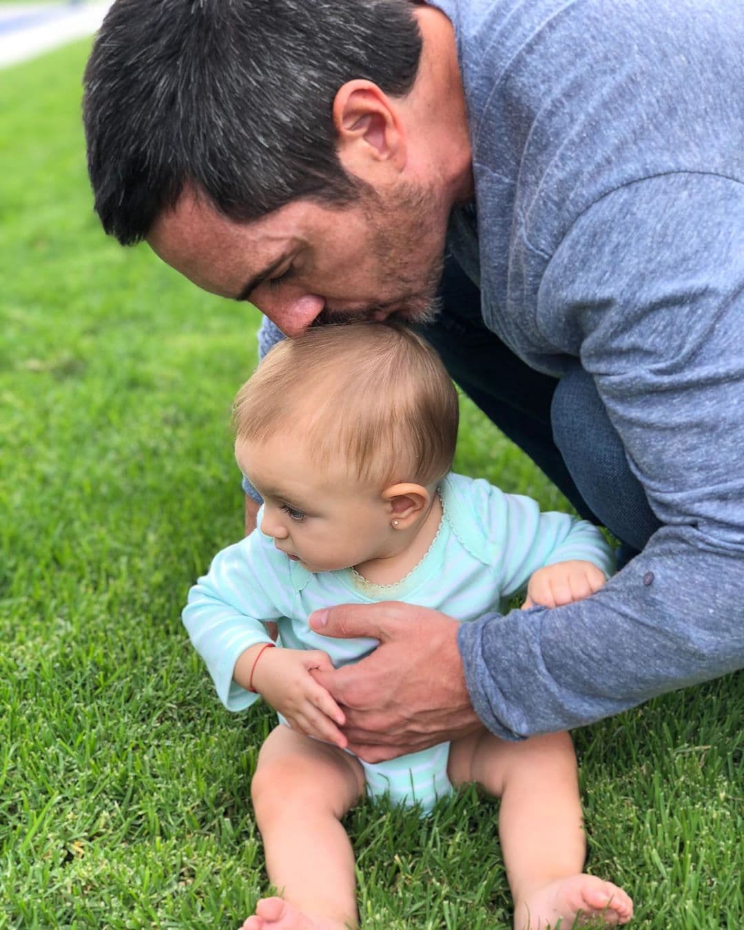 Un día antes del cumpleaños de Kailani, Mauricio Ochmann compartió una tierna fotografía de cuando su segunda hija tenía tan solo un año y precisó: “Hace un añito. Wow qué rápido pasa el tiempo!! Foto de precumple de este ser hermoso, lleno de amor y de luz”.