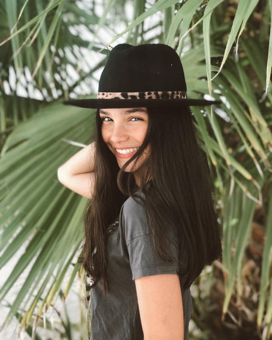 Karla heredó la vena artística de su familia paterna, aunque sorprendió con su potente voz al interpretar ‘La llorona’, comenzó su carrera en teatro musical.