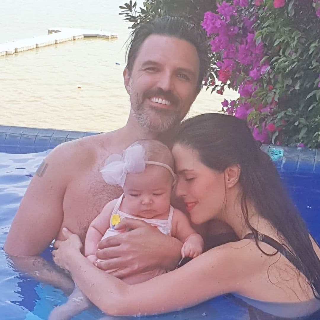 Claudia Álvarez presume la primera vez de su hija Kira en la alberca: ‘Le encantó, no lloró nada’
<br>