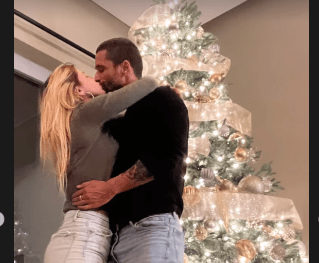 Michelle Renaud y Matías Novoa tienen gracioso incidente con su árbol de Navidad