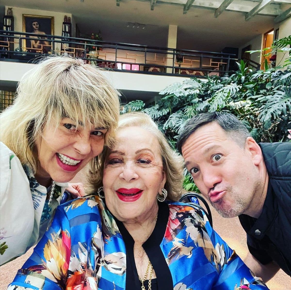 Alejandra Guzmán causa revuelo al reaparecer junto a Silvia Pinal