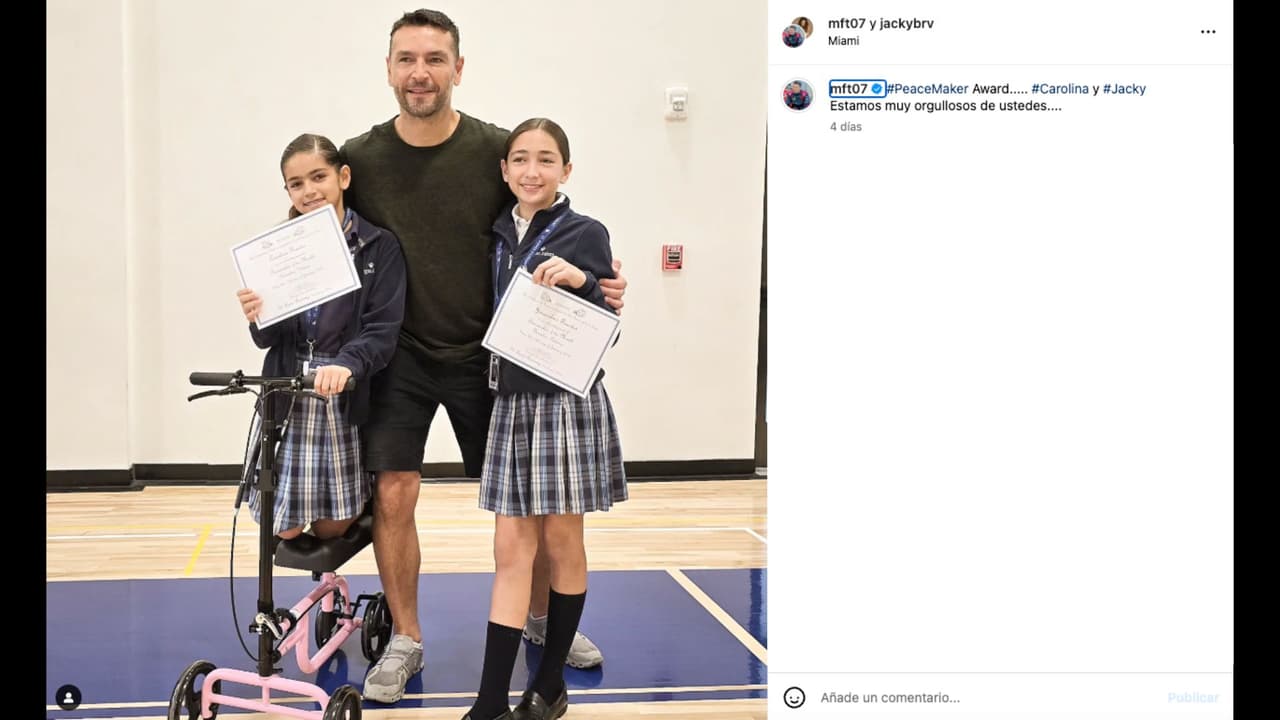 Martín Fuentes posa junto a sus hijas 'mini' Jacky y Caro