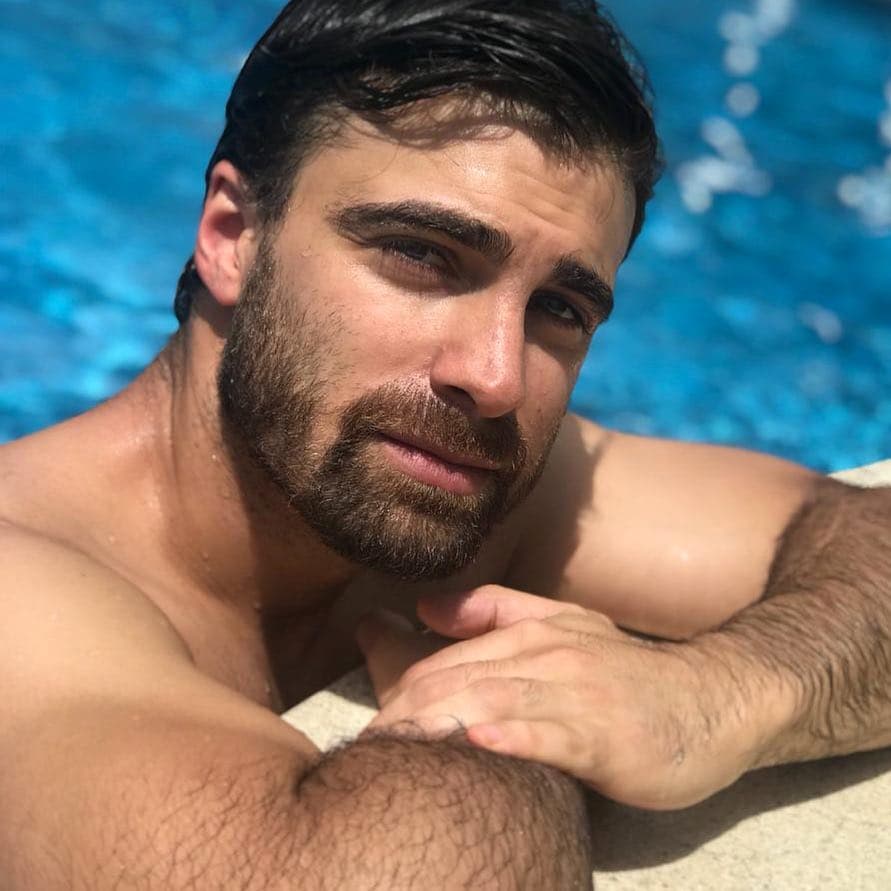 Santiago Ramundo es un actor, cantante y abogado argentino.