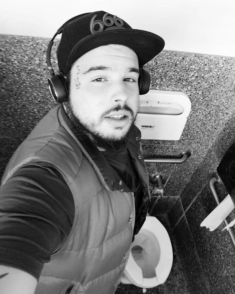 El cantante destacó que en su momento sí le llamó la atención a José Emiliano, pero que después entendió que la falta de sus padres lo orillaron a cometer errores en su vida y también destacó que cuando fue detenido, hizo lo correcto y dejó que pagara por sus delitos.