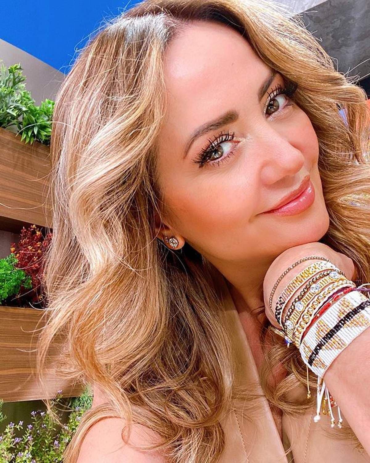 Andrea Legarreta se luce y exhibe espectacular árbol de Navidad