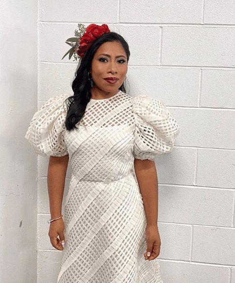 Yalitza Aparicio roba miradas al posar con bolsa de 40 mil pesos
