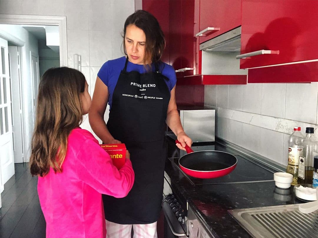 Además, ha revelado en redes sociales que la pequeña es quien la anima a cocinar de vez en cuando. “Si no fuera por su ayuda no comería. Ella me dice lo que quiere y yo se lo hago”.