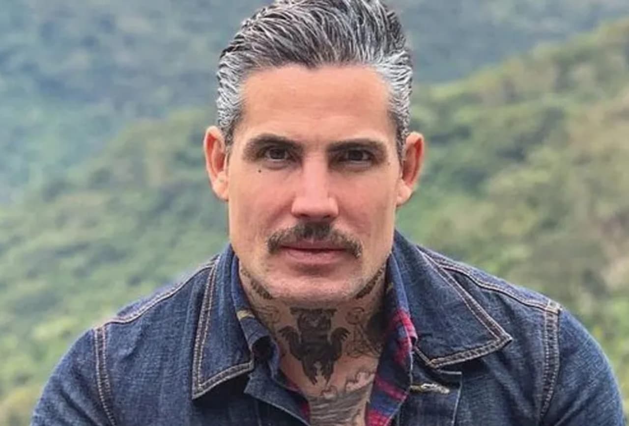 Adrián Cué, cantante y conductor.