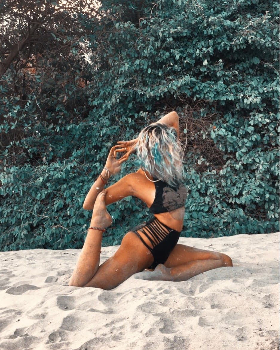 Como muchos centennials más de su generación, Camila reconoce que parte de su interés por conectar con la gente se debe a una búsqueda por hacer eco en el mundo y lograr un cambio en temas que afectan de manera global: “como diría mi papá, soy muy ‘hippiosa’, pero me preocupan todo lo que tiene que ver con el consumismo, la no empatía con los demás. En temas de maltrato animal y abuso. Quise compartir lo que pensaba sin miedo, y fue un gusto que mis amigos se unieron a eso, que al menos dentro de ese pequeño círculo se cada vez más común alzar la voz y decir, ‘eso no está bien’”.