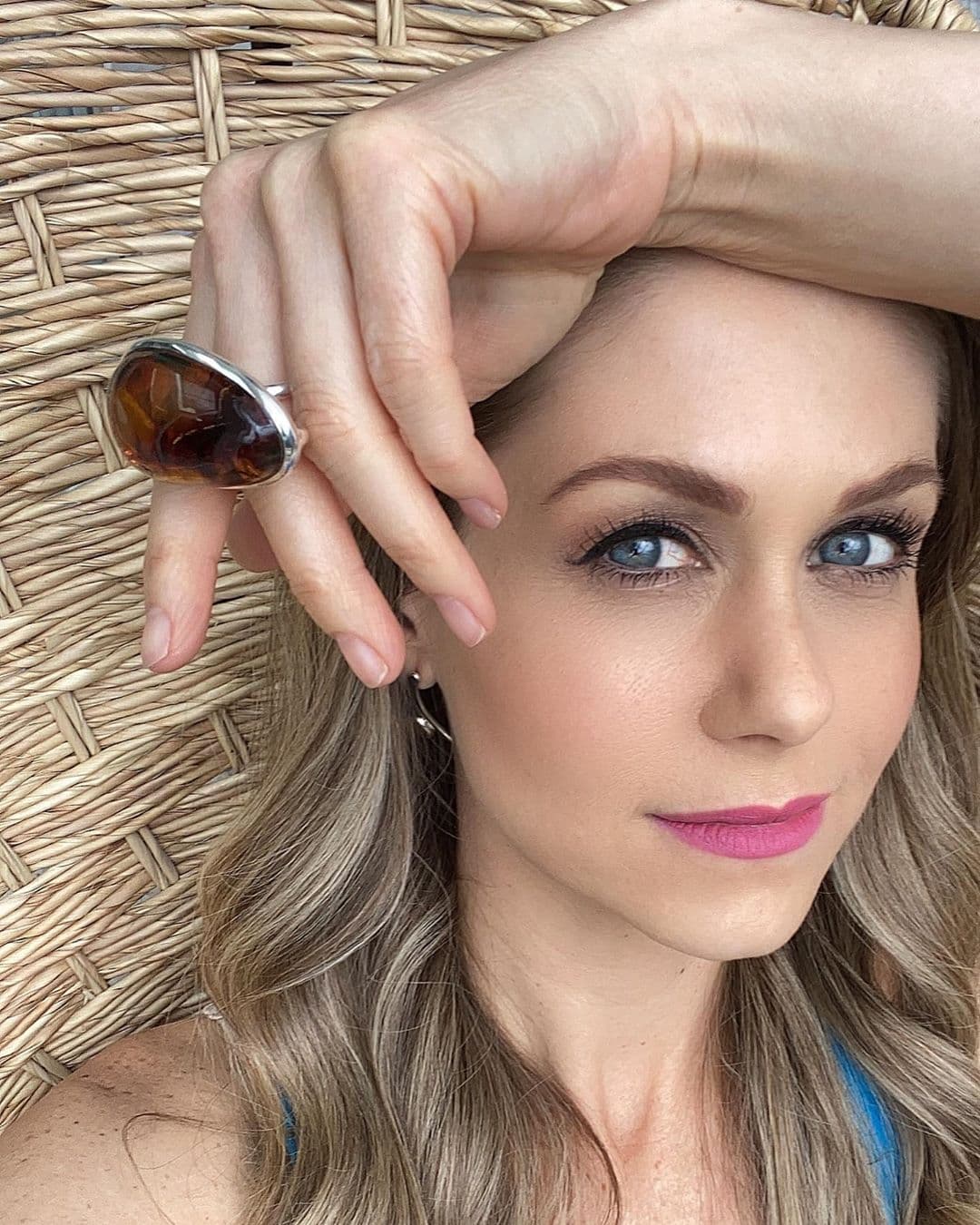 A tan solo unos meses de presumir mini cintura y abdomen marcado, ahora Ingrid Martz revolucionó las redes sociales al posar en traje de baño desde la playa.