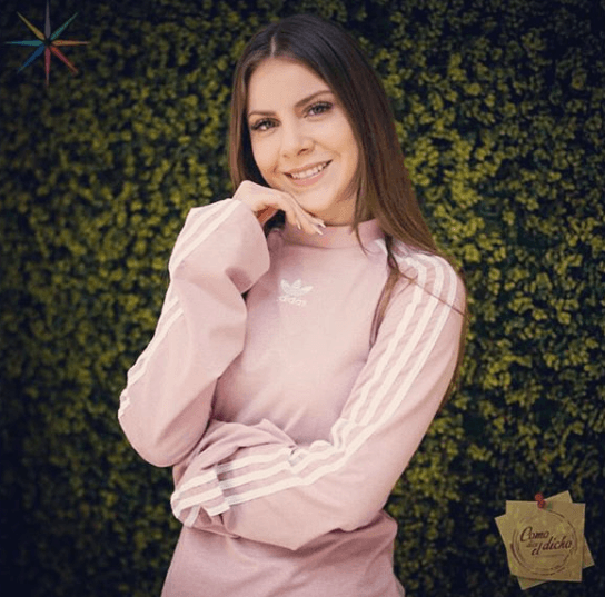 Y a pesar de tener 4 millones de seguidores, la actriz, de 25 años, sigue formando parte de 'Como Dice el Dicho', el cual se transmite de lunes a viernes por Las Estrellas.