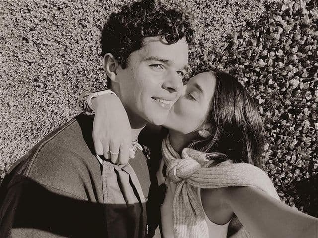 Roberto, uno de los mellizos de Itatí Cantoral y Eduardo Santamarina se dejó ver muy enamorado.