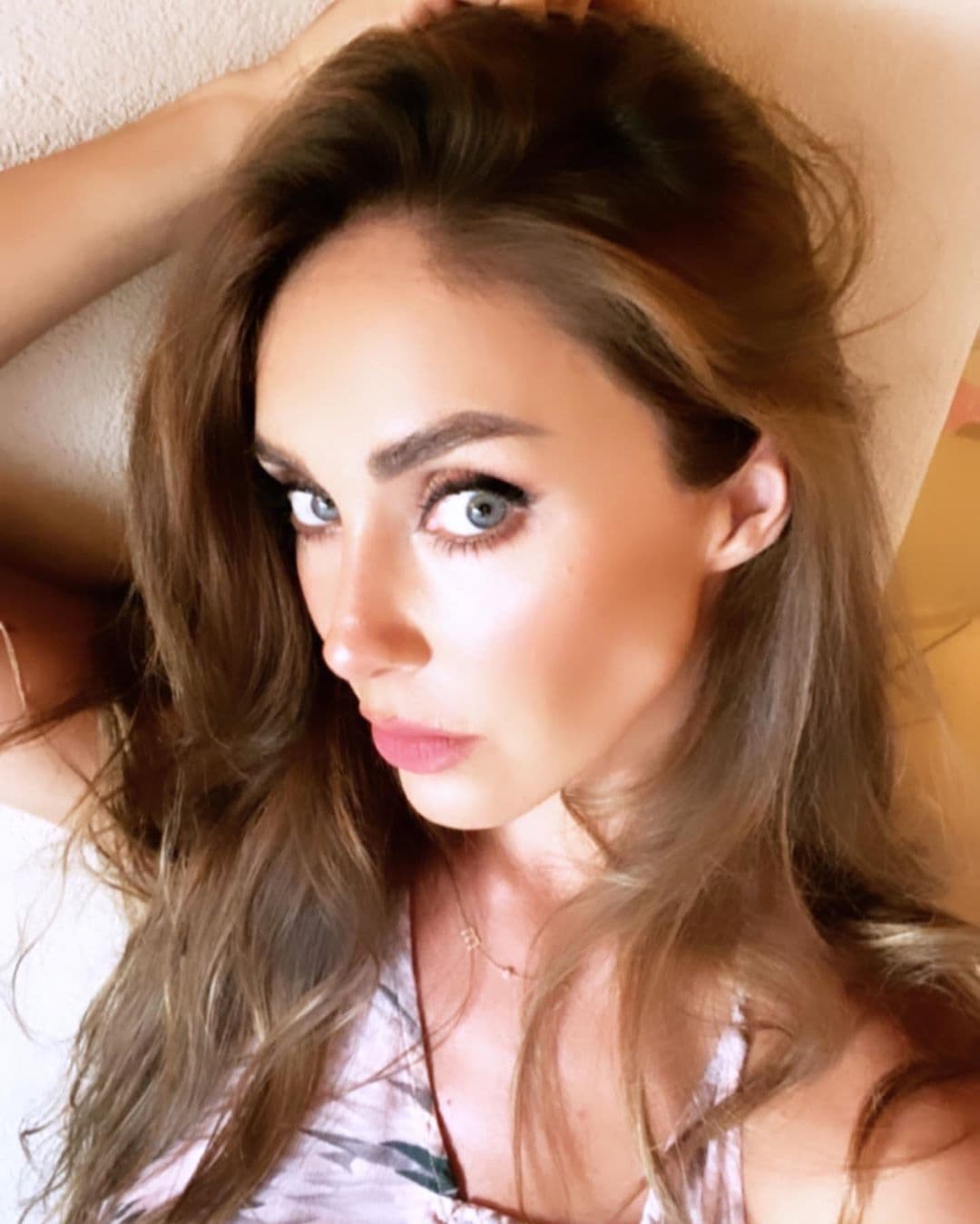 Anahí sorprende con cambio de look que asemeja a su personaje de 'Mía Colucci'