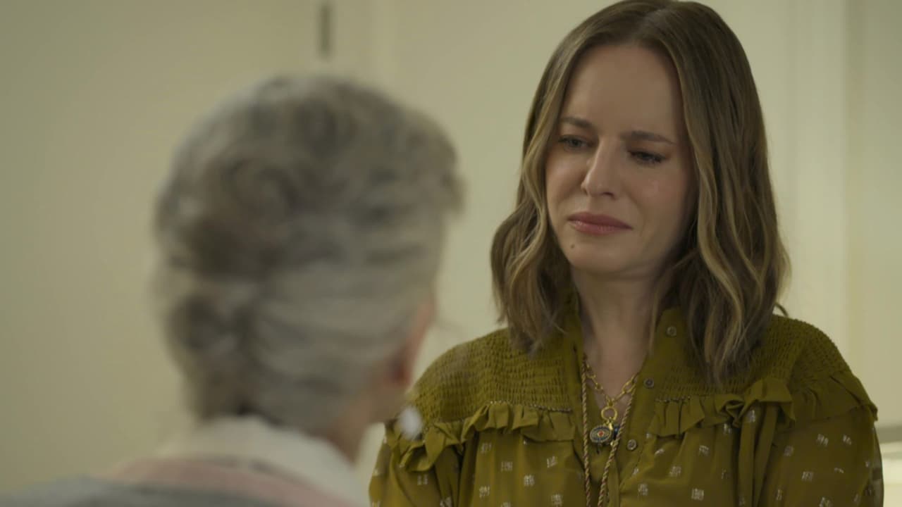 Catalina le confiesa su pasado a Emma.