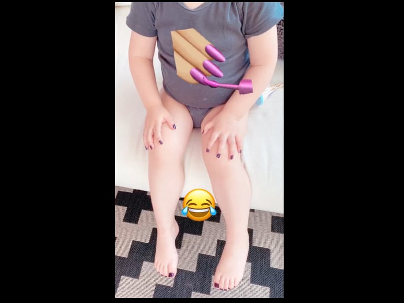 Aislinn Derbez le pinta las uñas a Kailani en plena cuarentena.