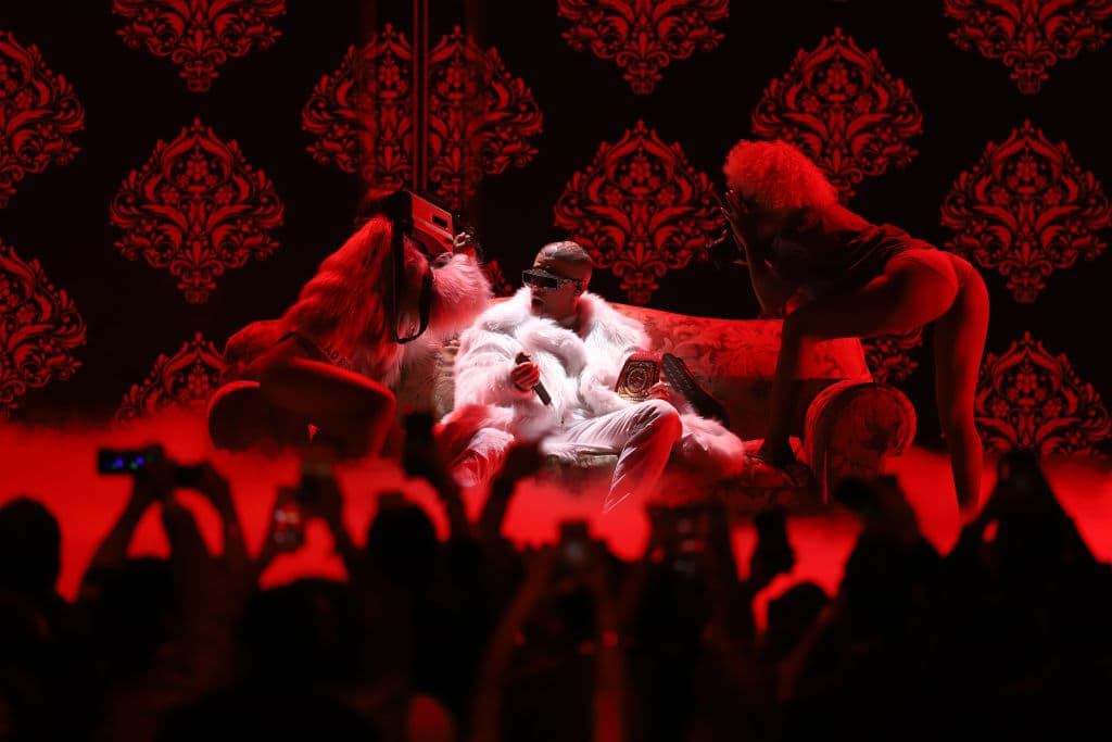 En 2018, cuando Bad Bunny empezaba a perfilarse como una de las máximas estrellas del género urbano de todo el orbe, presentó en vivo uno de sus más grandes éxitos: “Chambea”. Dicho tema lo volvería a interpretar hasta dos años más tarde, en el medio tiempo del Super Bowl, junto a Shakira.