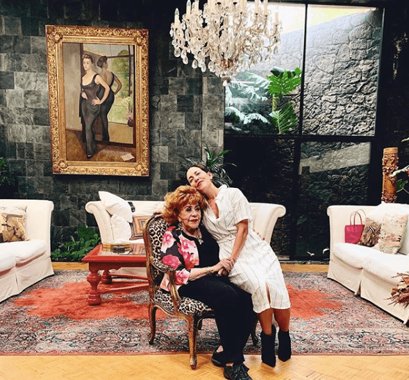 Otra integrante de la dinastía Pinal que tampoco perdió la oportunidad de fotografiarse junto a la gran estrella fue su nieta Stephanie Salas, quien es hija de Sylvia Pasquel. "Festejando a mi segunda Madre. Mi abuela querida!!!Mi inspiración, mi sangre, mi todo. Felicidades a mi amada Mame. Que la vida nos siga dando la oportunidad de estar a tu lado. Muchos años más!!!Te amo♥️ #silviapina", compartió.