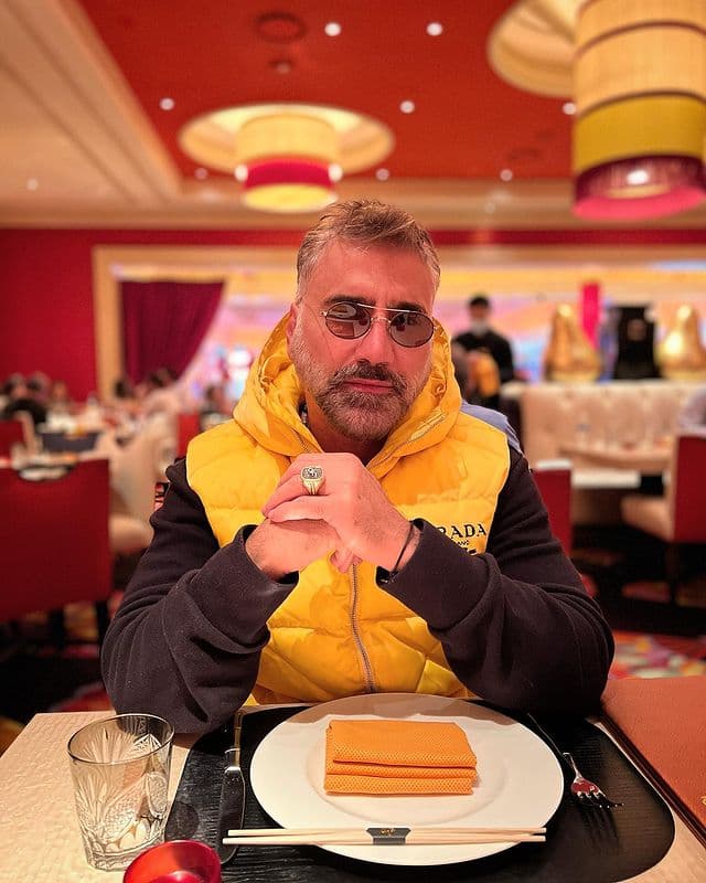 Alejandro Fernández sorprendió con un radical cambio de look durante las vacaciones con su novia.