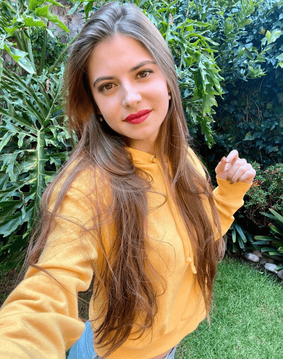 A través de Instagram
<a href="https://www.instagram.com/danaedo/">@danaedo</a>, la artista mexicana comparte detalles de su vida personal y constamente, publica fotos del recuerdo. Tiene su propio canal de YouTube en donde ha contado su experiencia como actriz infantil, su etapa como estudiante de música y su trabajo actual.