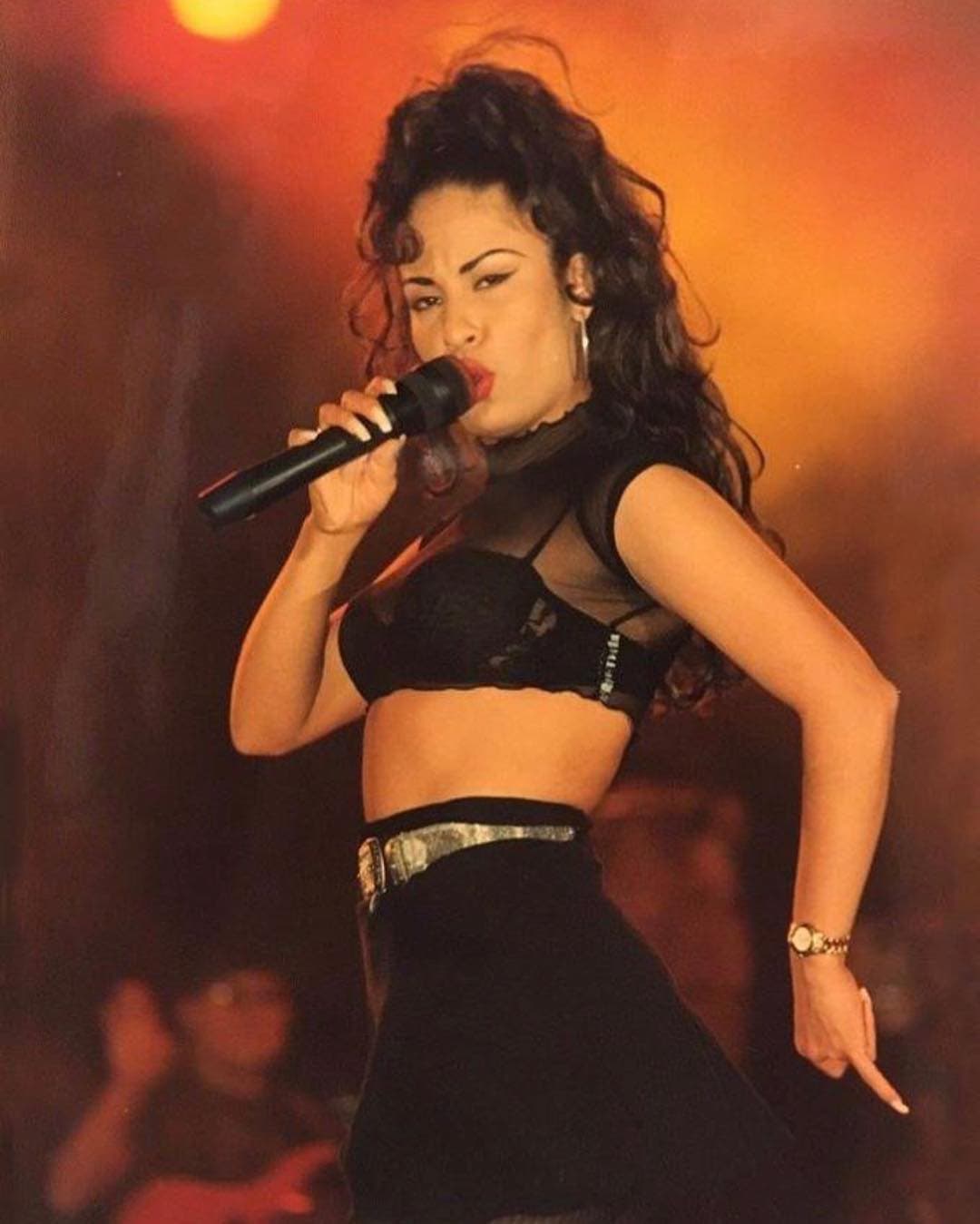 El pasado 2 de abril, el viudo de Selena Quintanilla causó revuelo en redes sociales al publicar una fotografía junto a la cantante, la cual juró jamás sacar a la luz. El guitarrista detalló que lo hizo porque en esa fecha estaría cumpliendo 27 años de casado con la Reina del ‘Tex-Mex’. Pero no es el único ser querido de la estrella que la recuerda, ahora te mostramos las fotos poco conocidas con las que su familia le rinde tributo